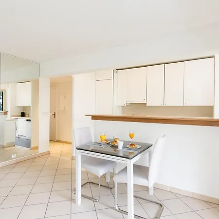Select Yourhosthelper Apartment *
